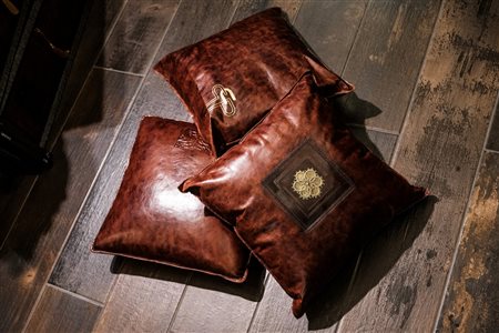 CGP-Cucinotta - Cuscino che richiama la lavorazione a chiacchierino in foglia oro