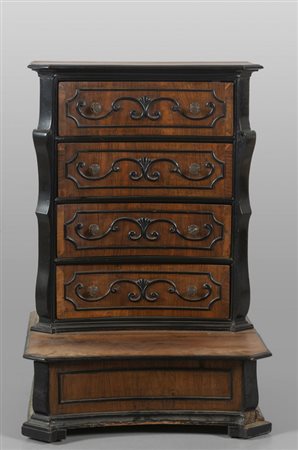 Inginocchiatoio in noce e radica di noce, sul 