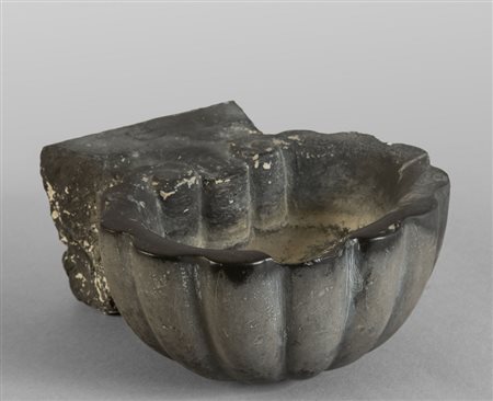 Acquasantiera Luigi XIV in basalto, 