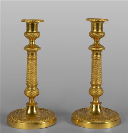 Coppia di candelieri in bronzo dorato con 
