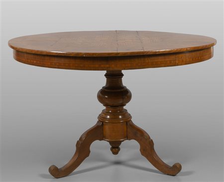 Tavolo rotondo, piano intarsiato in legni vari 