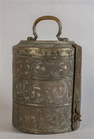 Contenitore in metallo sbalzato di forma 