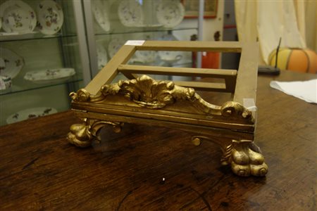 Leggio in legno dorato, inizi sec.XIX<br>cm. 