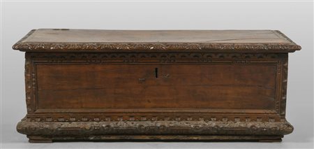 Piccola cassapanca in noce, bordi del coperchio e 