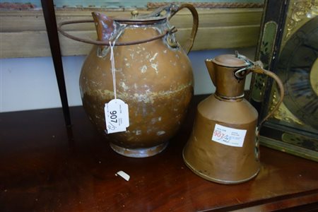 Due antichi boccali in rame di misure diverse