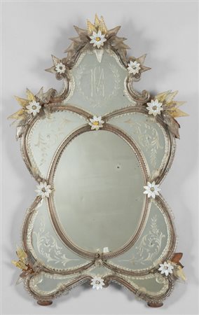 Specchiera in vetro di Murano di forma ovale con 