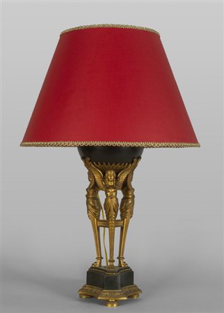 Vaso a tripode in bronzo dorato e brunito, tre 