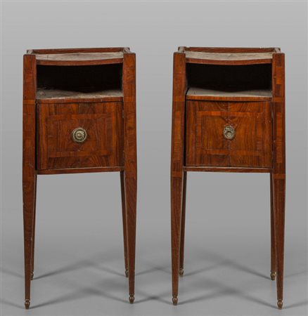 Coppia di comodini direttorio lastronati in noce 