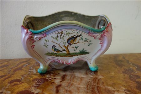 Fioriera in maiolica dipinta a fiori ed uccelli, 