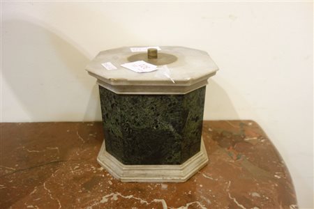 Base per scultura in marmo a due colori di forma 