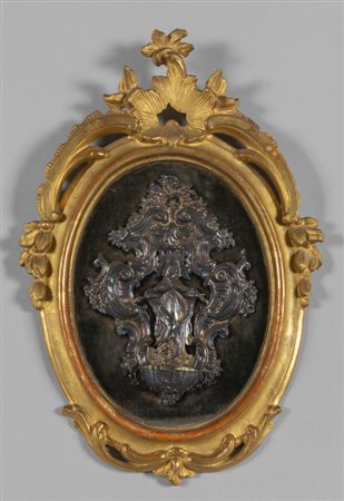 Acquasantiera in argento sbalzato raffigurante la 