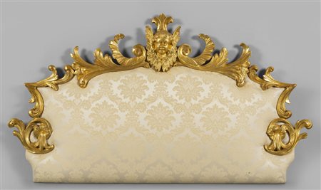 Testata da letto in stile barocco costruita con 