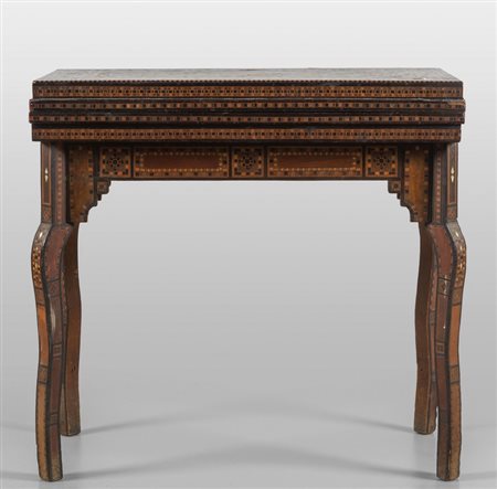 Tavolo da gioco con piano apribile riccamente 