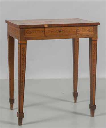 Tavolino Luigi XVI da centro intarsiato sul piano 