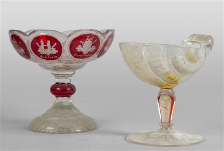 Due coppe, una a forma di conchiglia in vetro di 