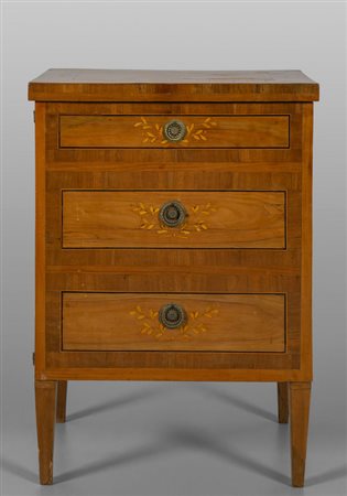 Comoda lastronata in legni vari con intarsi sul 