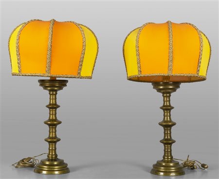 Coppia di candelieri in bronzo brunito montati a 