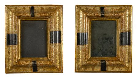 Coppia di specchierine in legno intagliato e 