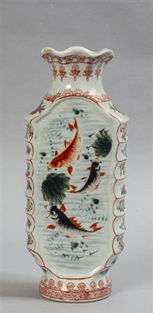 Vaso in porcellana policroma decorato con carpa, 