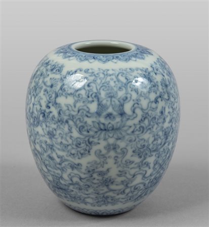 Vaso in porcellana bianco e blu decorato con 