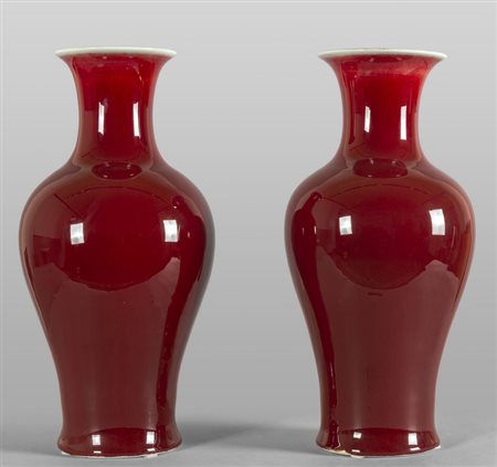 Coppia di vasi a balaustra in porcellana rossa, 