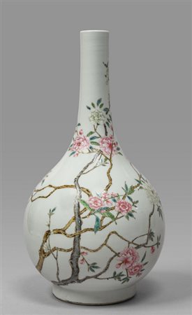 Bottiglia in porcellana bianca decorata con rami 