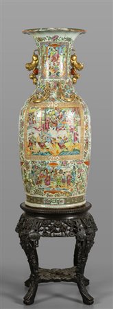 Vaso Canton in porcellana policroma con base, 
