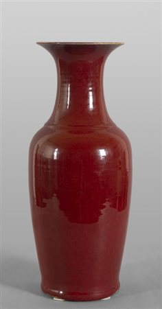 Vaso sangue di bue in porcellana, Cina metà 