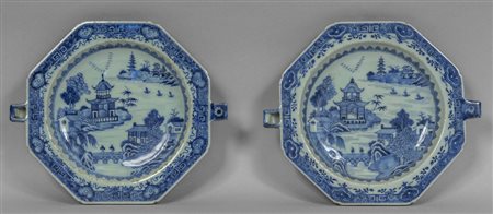 Coppia di piatti scaldavivande in porcellana 