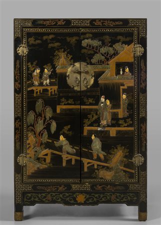 Credenza a due sportelli in lacca nera con scene 