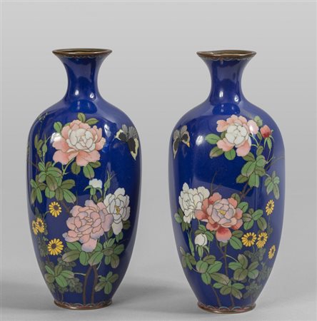 Coppia di vasi cloisonnè a fondo blu, Giappone 