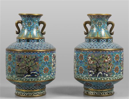 Coppia di vasi cloisonnè con manici in bronzo 
