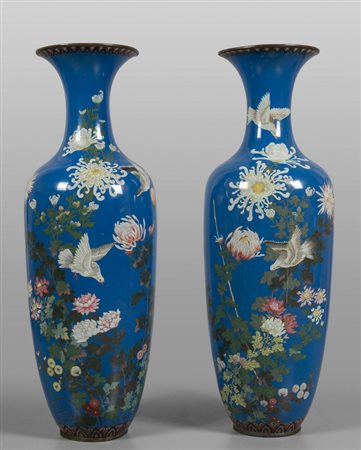 Coppia di grandi vasi cloisonnè decorati in 