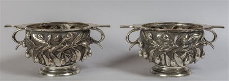 Coppia di cachepot in argento sbalzato con 