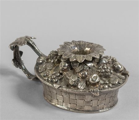 Piccola bugia in argento sbalzato a forma di 