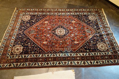 Tappeto persiano a fondo rosso e blu con ottagono 