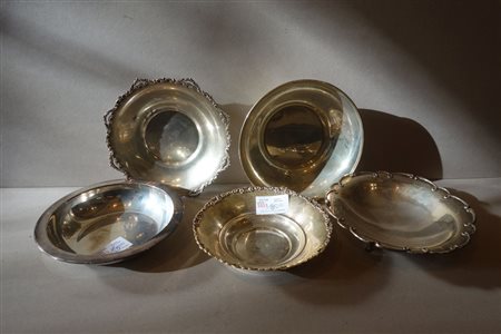 Tre coppe e due alzate in argento di forme 