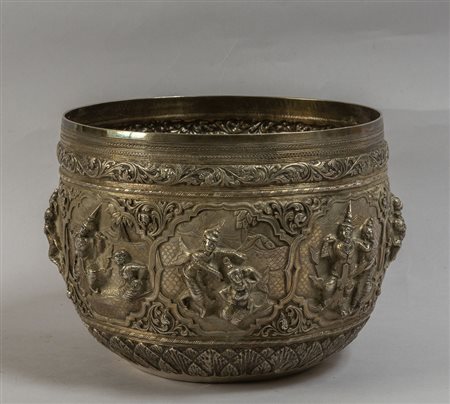 Grande cachepot in argento finemente sbalzato con 