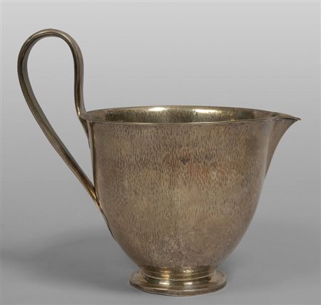 Grande caraffa in argento martellato con 