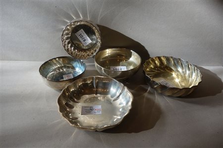 Cinque coppette diverse in argento<br>gr.910