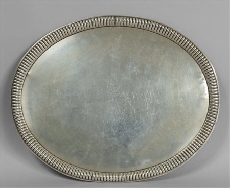 Vassoio ovale in argento con bordo sbalzato, s.to 