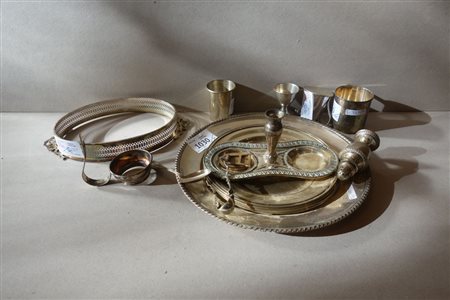 Quattro piatti in argento, uno più grande e vari 