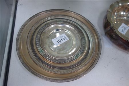 Quattro piatti in argento di misure diverse, 