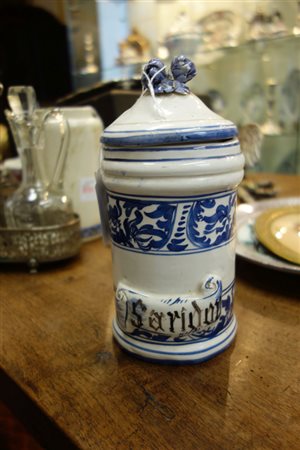 Albarello in ceramica bianca e blu con scritta 