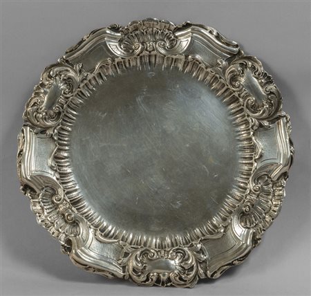 Piatto in argento con bordo riccamente sbalzato 