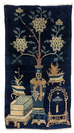 TAPPETO A FONDO BLU CON OGGETTI E FIORI