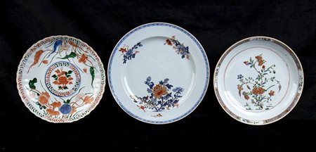 TRE PIATTI IN PORCELLANA CON DECORO A SMALTI POLICROMI