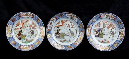 TRE PIATTI IN PORCELLANA CON DECORO A SMALTI POLICROMI