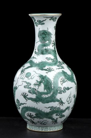 VASO A BOTTIGLIA IN PORCELLANA CON DECORO A SMALTO VERDE