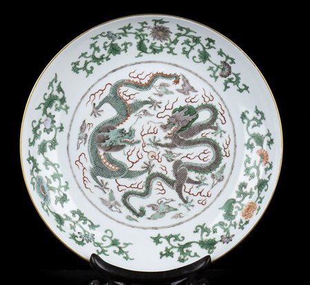 PIATTO IN PORCELLANA CON DECORO A SMALTI POLICROMI DI DRAGHI